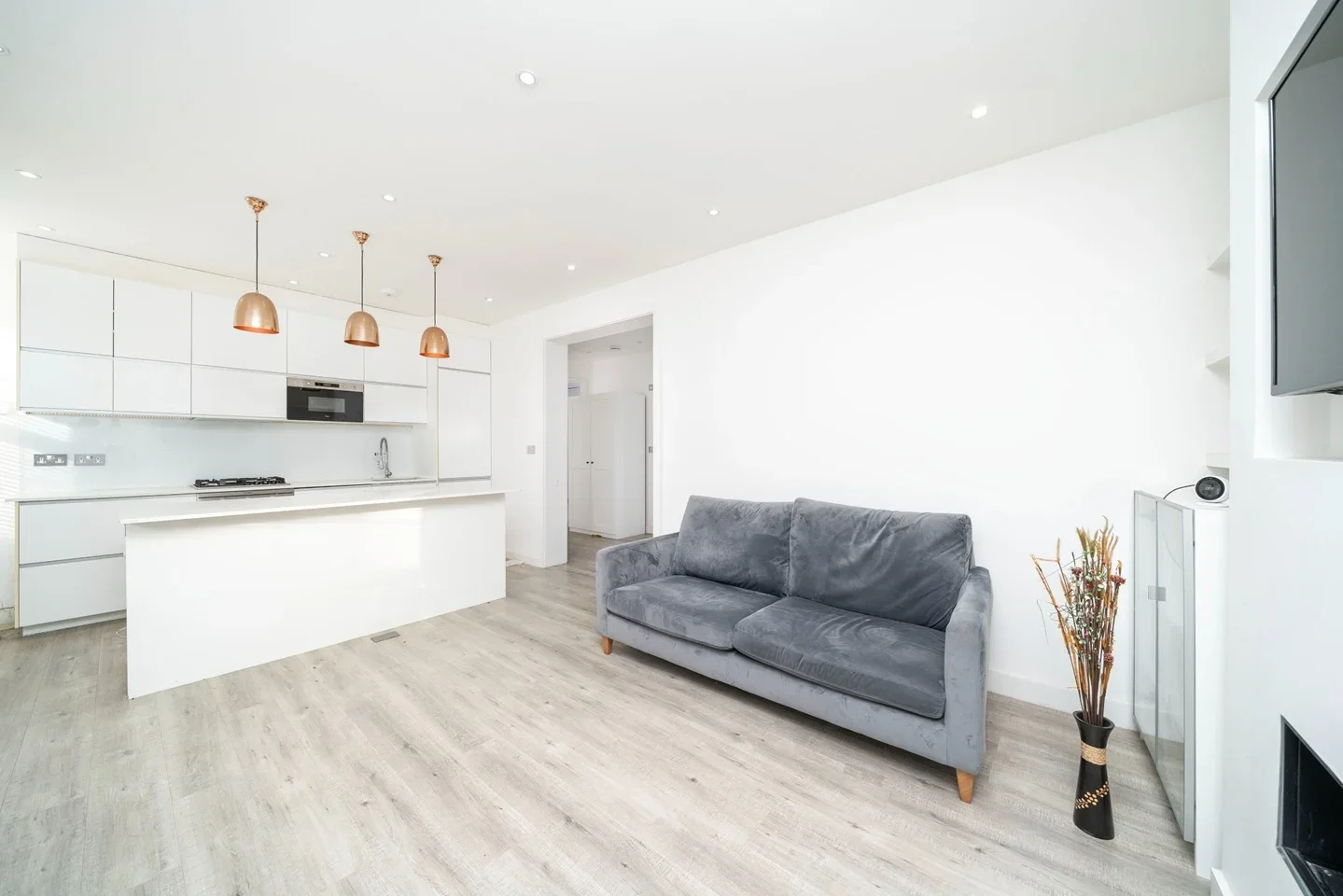 Flat Hendon Way in Greater London