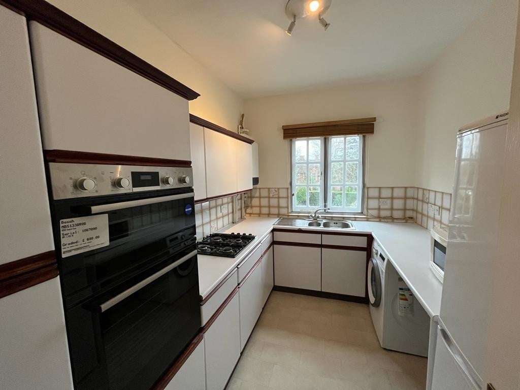 Flat Frithwood Avenue in Greater London