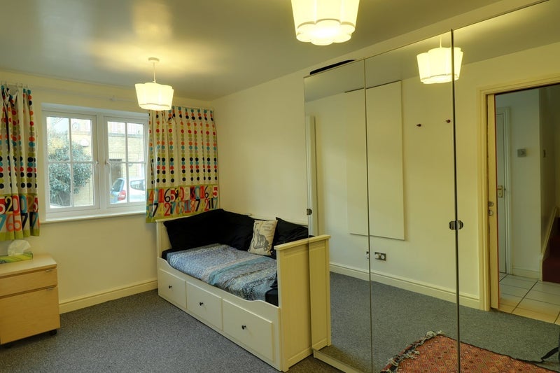 Room Edgar Wallace Close in Greater London