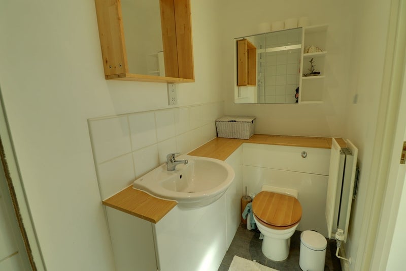 Room Edgar Wallace Close in Greater London