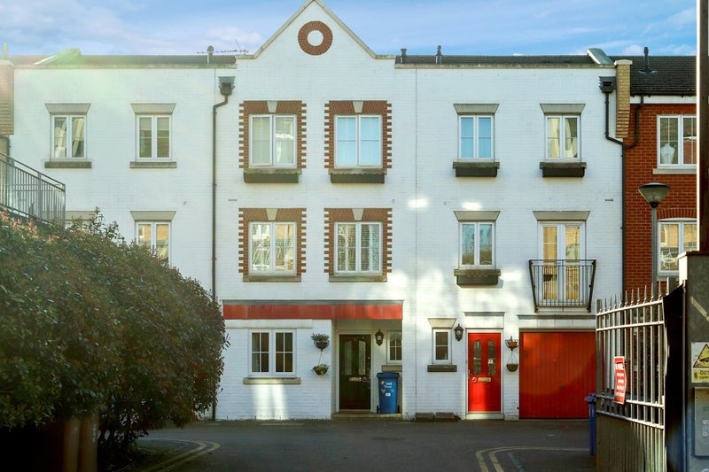 Room Edgar Wallace Close in Greater London