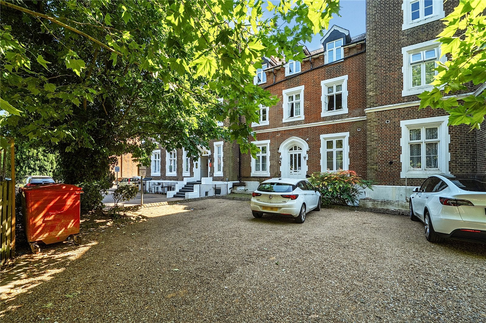 Flat Upton Park in Slough