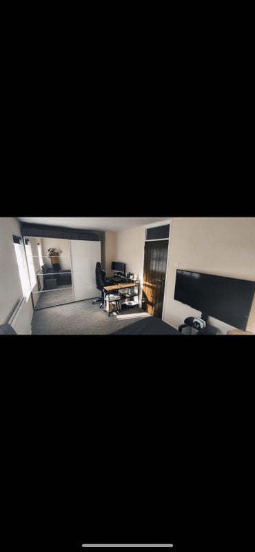 House Arborfield Close in Slough