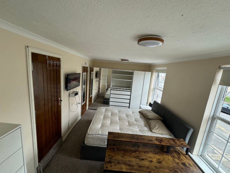 Room Arborfield Close in Slough