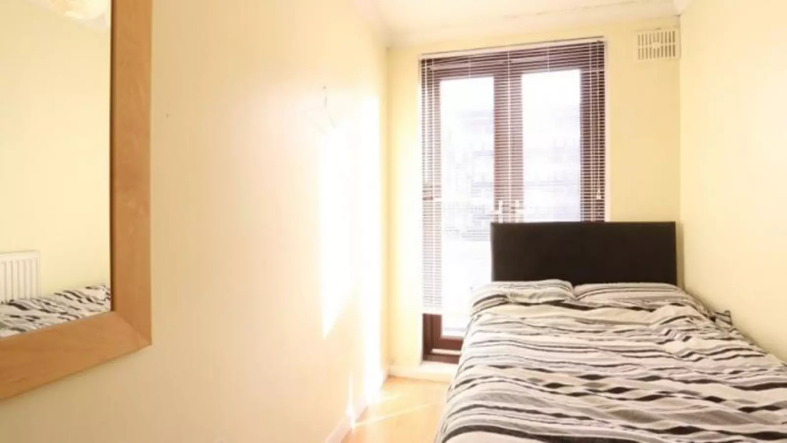 Flat Malmesbury Road in Greater London