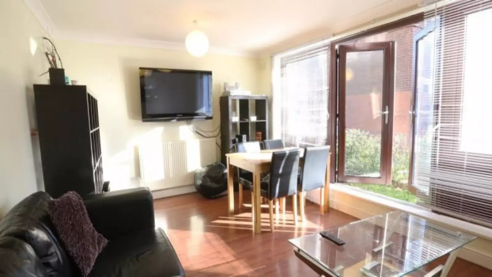 Flat Malmesbury Road in Greater London