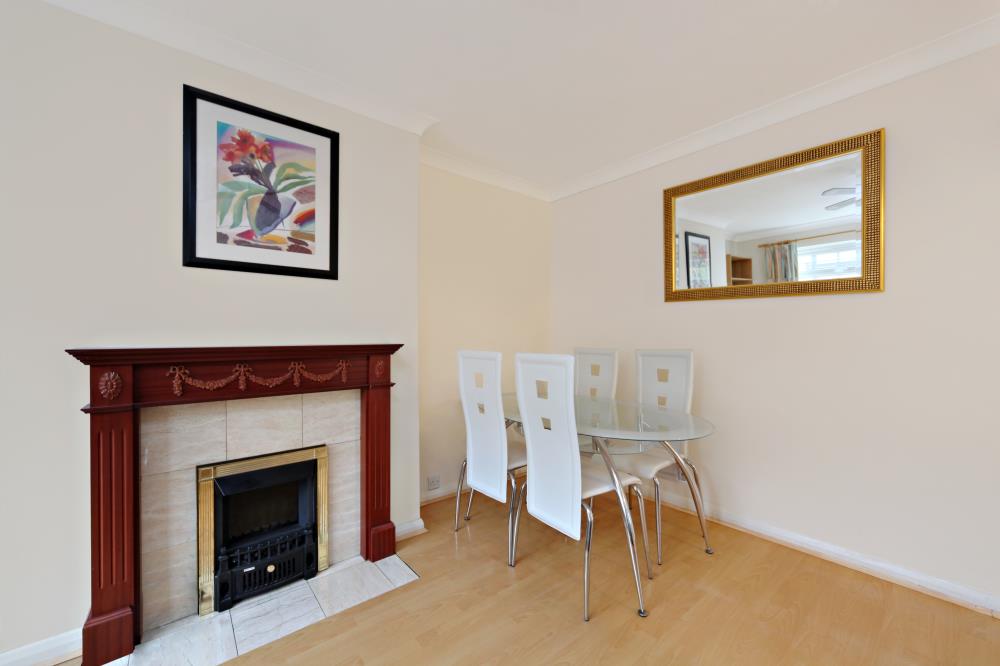 Flat Christchurch Avenue in Greater London