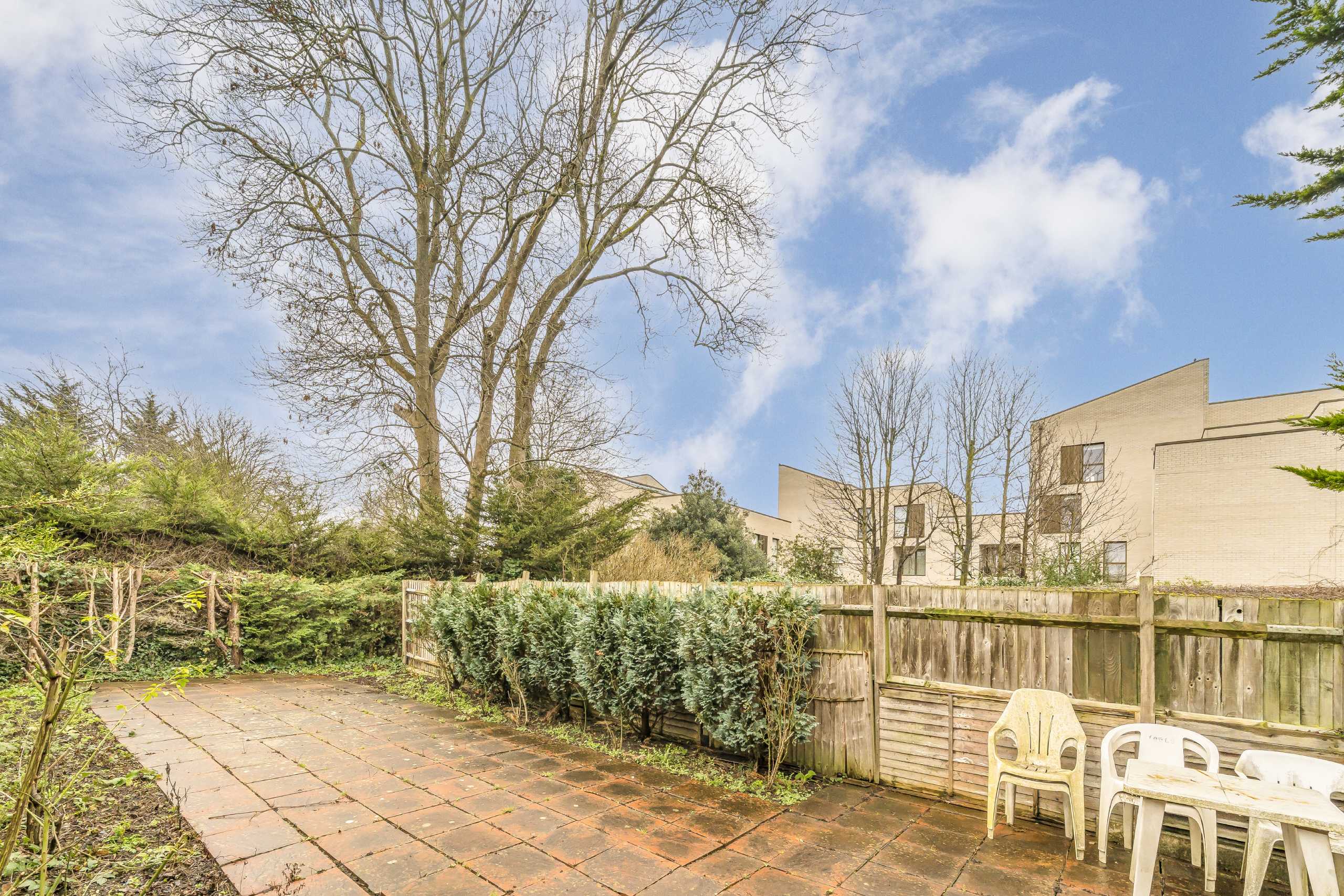 Flat Christchurch Avenue in Greater London