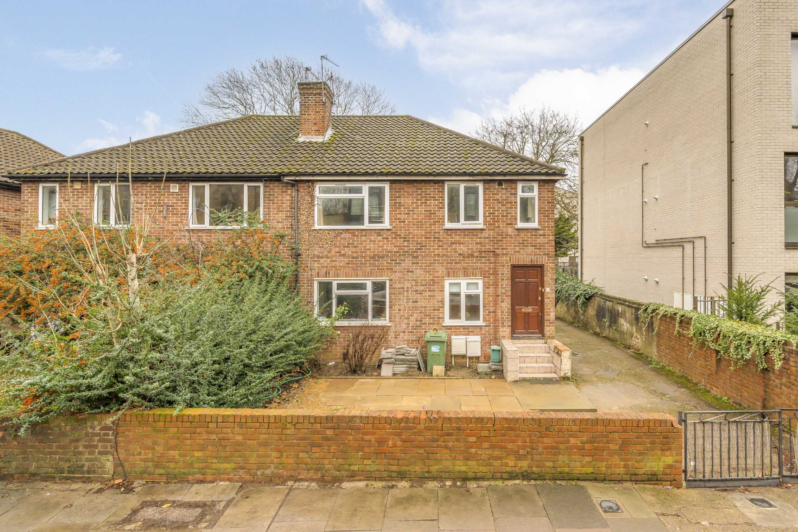 Flat Christchurch Avenue in Greater London