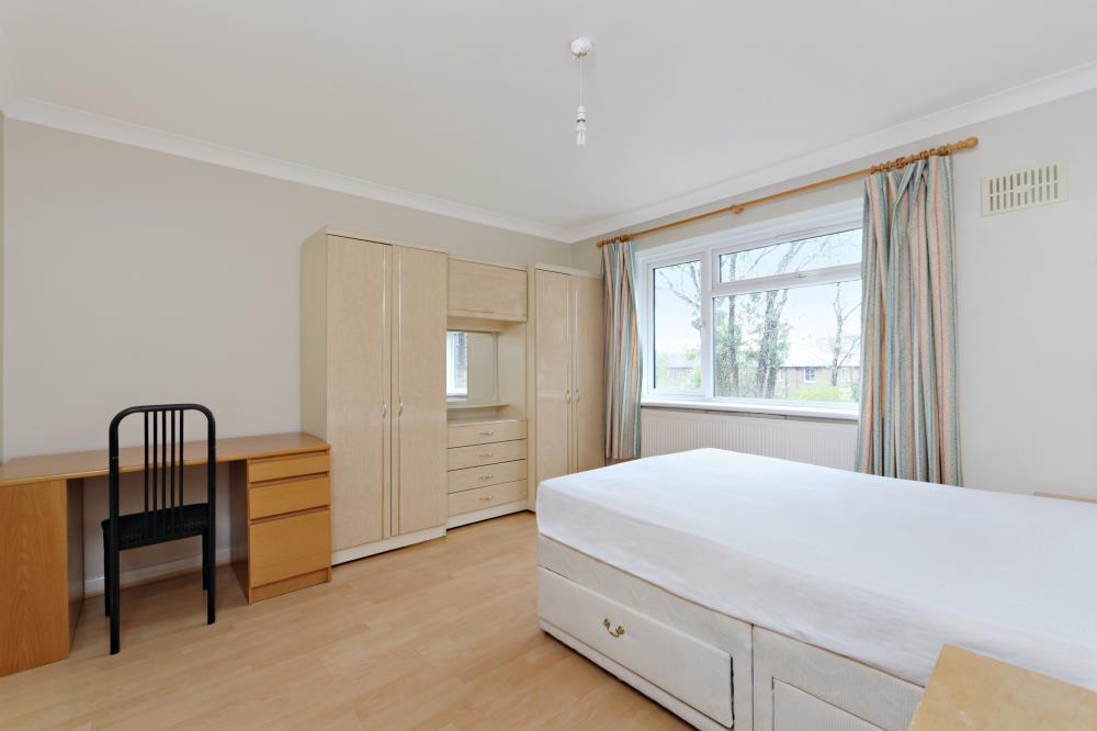Flat Christchurch Avenue in Greater London