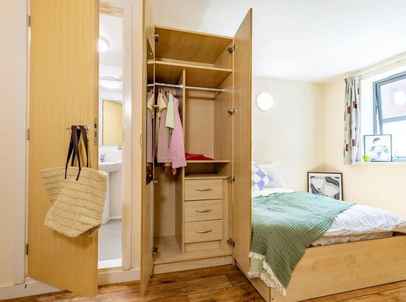 Room Erskine Street in Liverpool