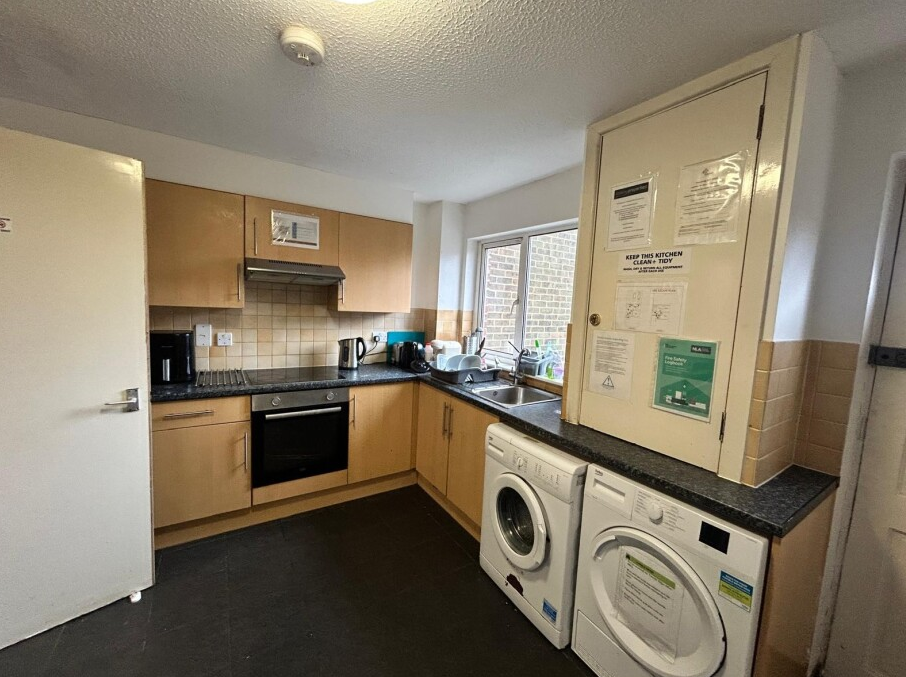 Room Warrington Close in Crawley