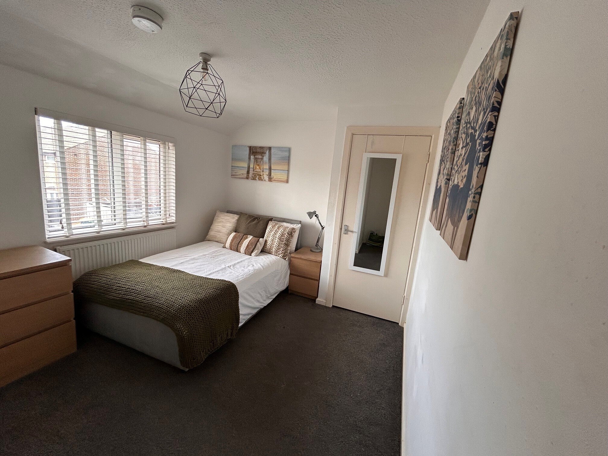 Room Warrington Close in Crawley