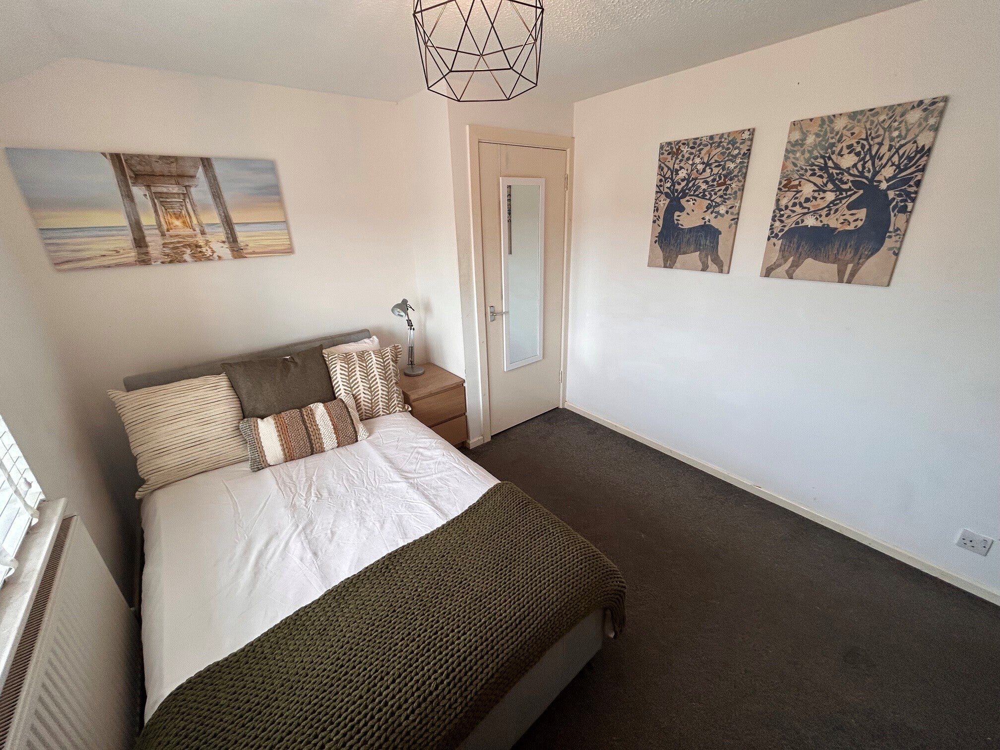 Room Warrington Close in Crawley