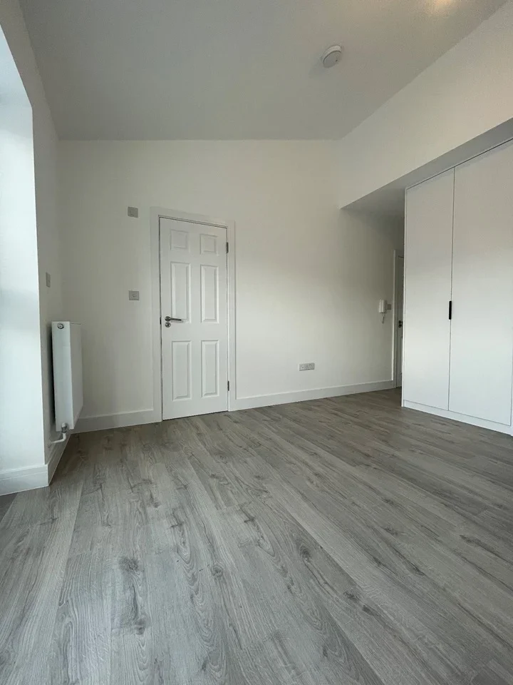 Flat Mitchell Road in Greater London