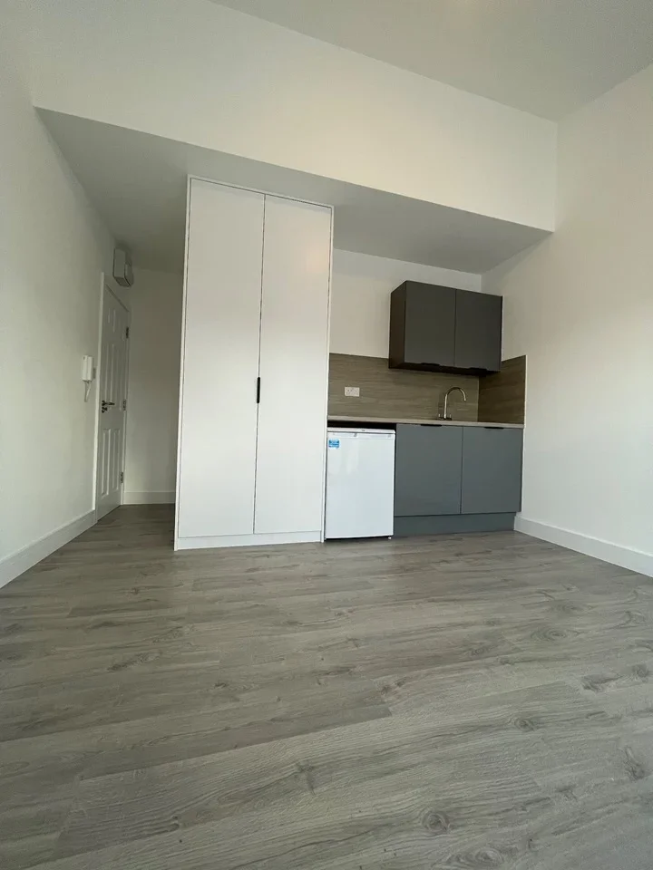 Flat Mitchell Road in Greater London