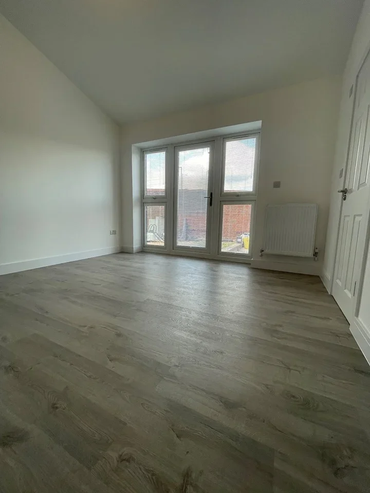 Flat Mitchell Road in Greater London