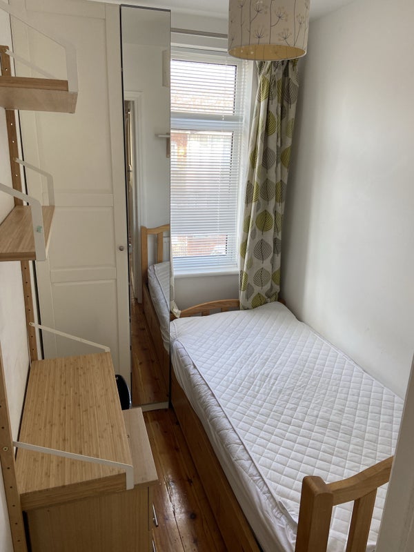 Room Raven Hill Road in Greater London