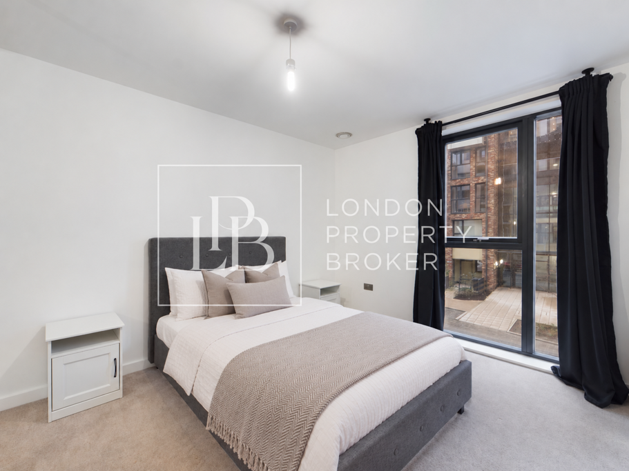 Flat Larkwood Avenue in Greater London
