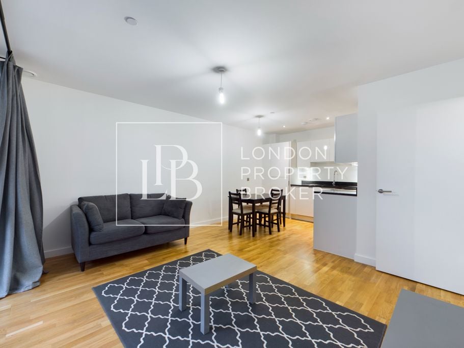 Flat Larkwood Avenue in Greater London