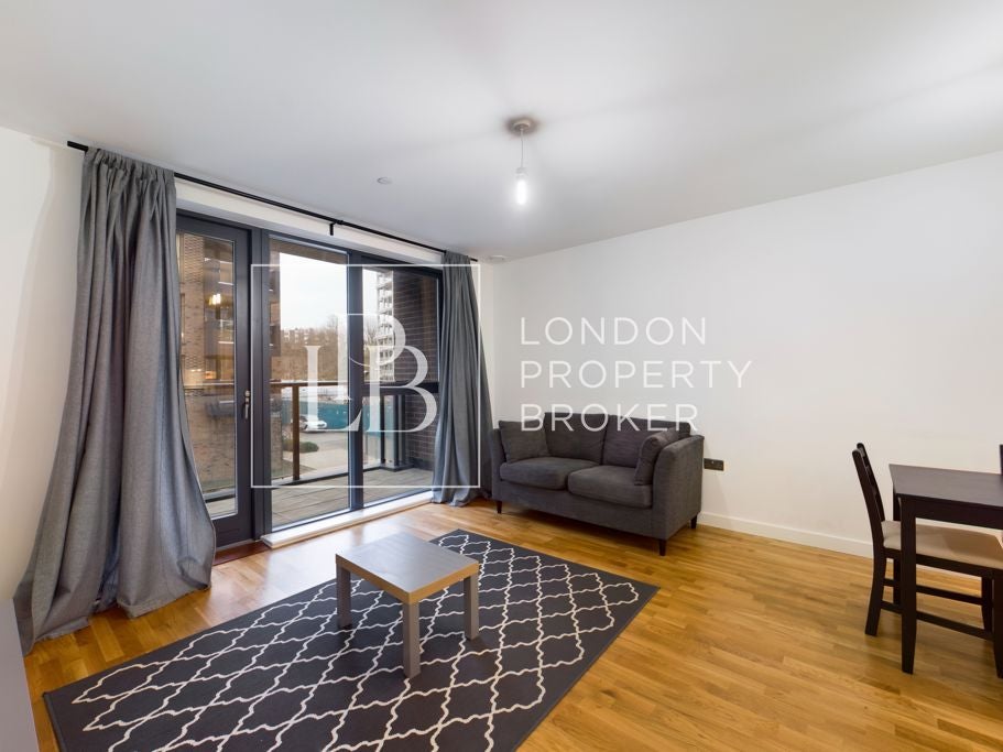 Flat Larkwood Avenue in Greater London