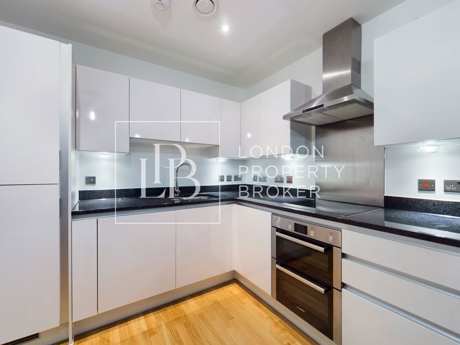 Flat Larkwood Avenue in Greater London