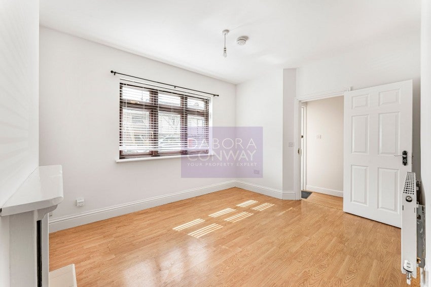 Flat Cherry Tree Rise in Greater London