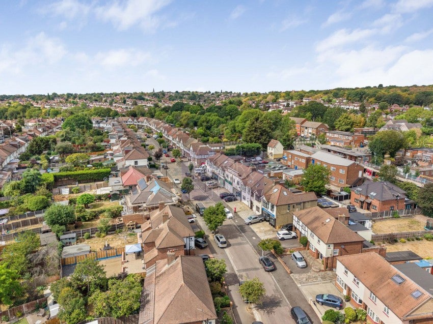 Flat Cherry Tree Rise in Greater London