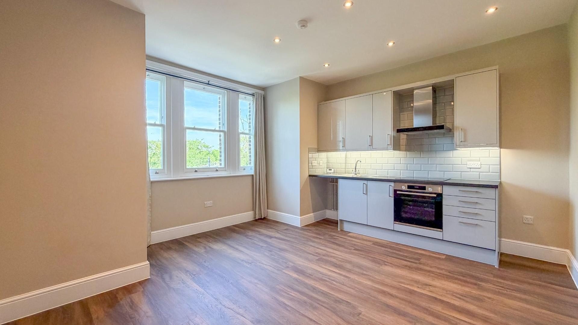 Flat Silver Street in Greater London