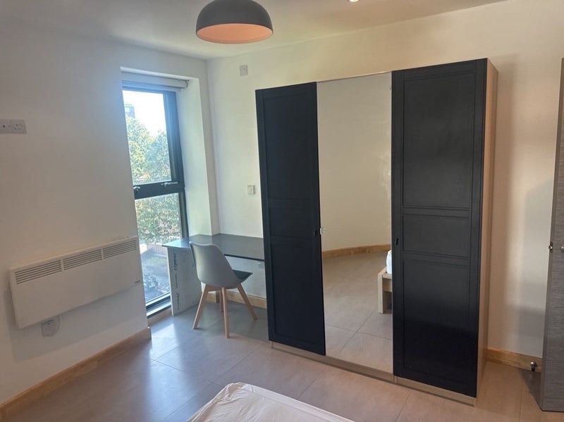 Room Lowth Road in Greater London