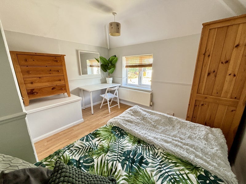 Room Gainsborough Road in Epsom and Ewell
