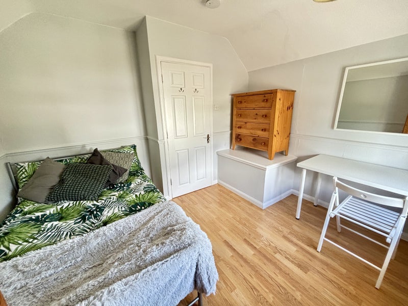 Room Gainsborough Road in Epsom and Ewell
