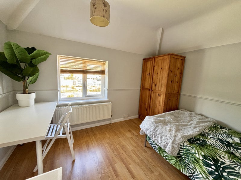 Room Gainsborough Road in Epsom and Ewell
