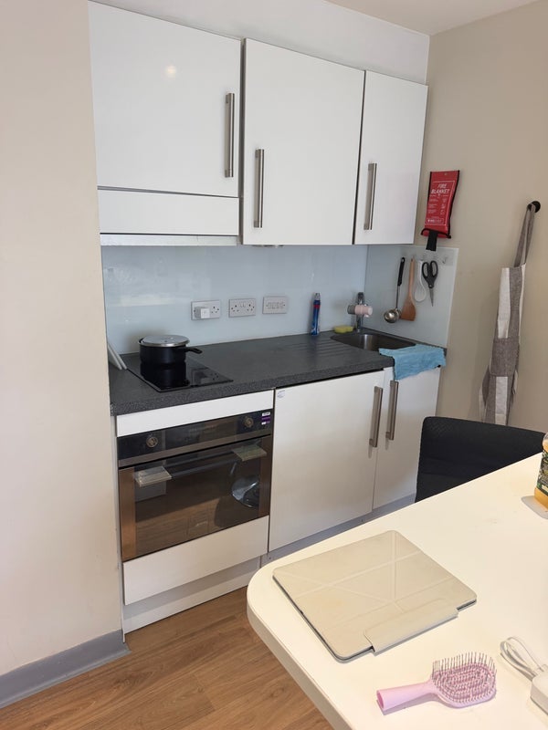 Flat Leman Street in Greater London