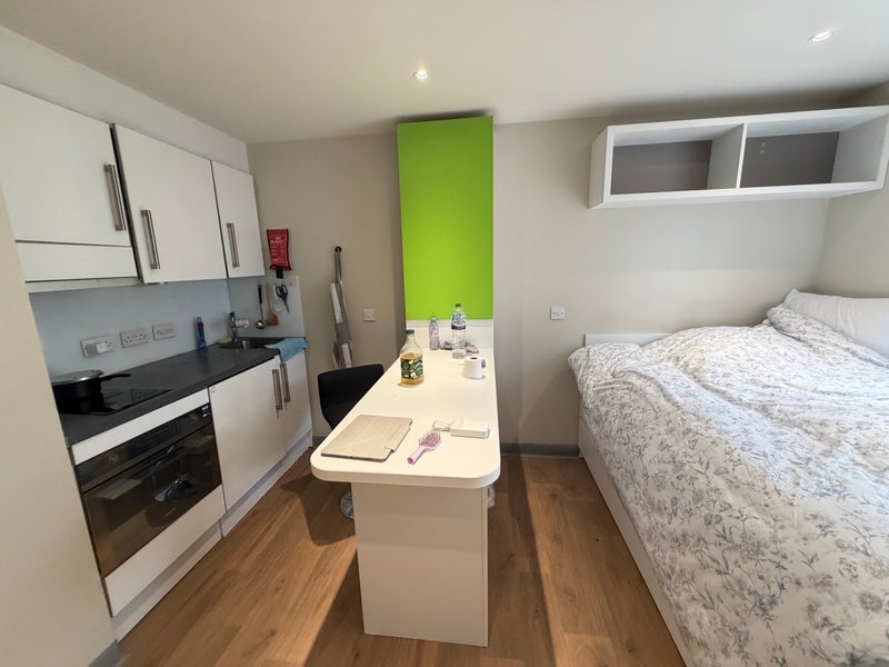 Flat Leman Street in Greater London