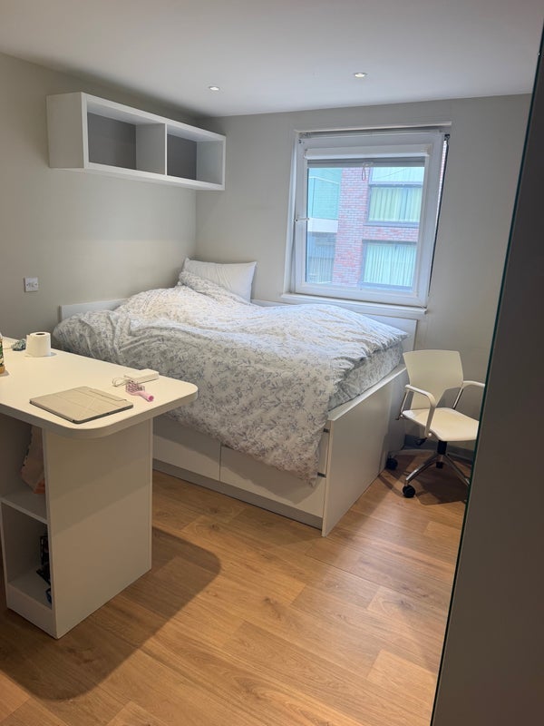 Flat Leman Street in Greater London