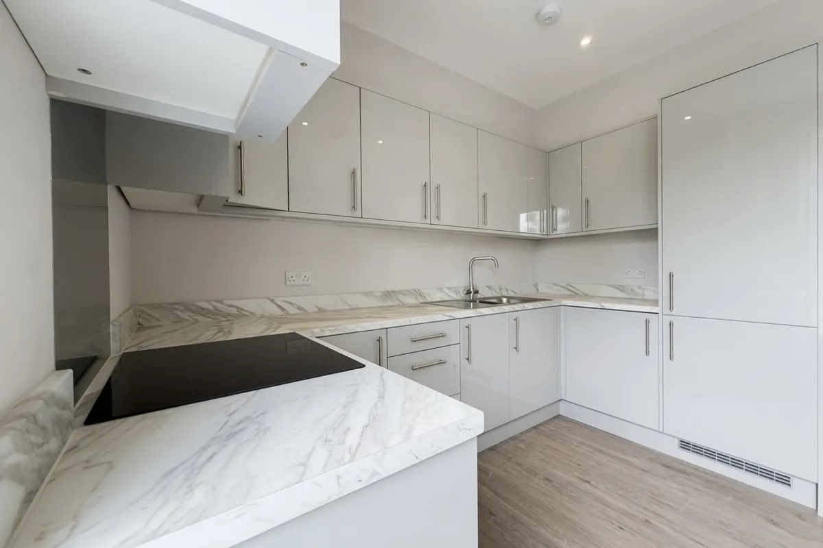 Flat Sutton Court Road in Greater London
