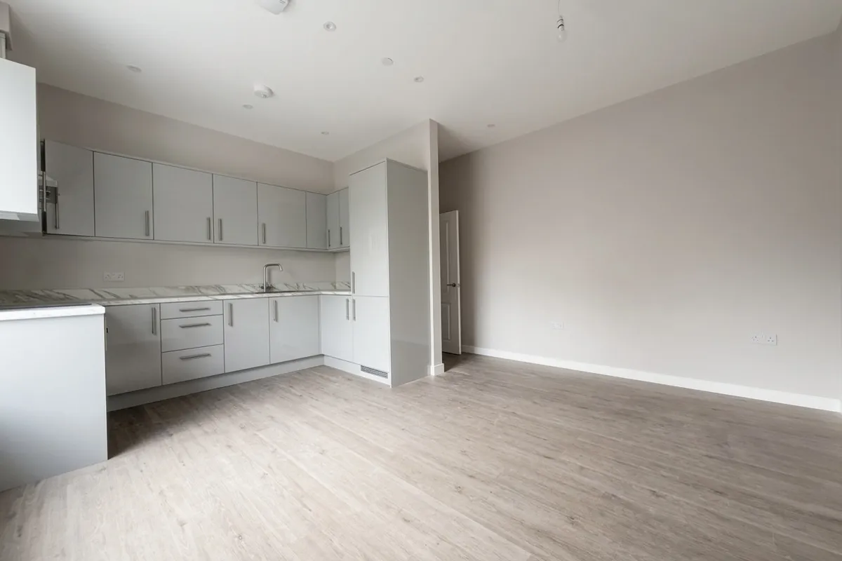 Flat Sutton Court Road in Greater London