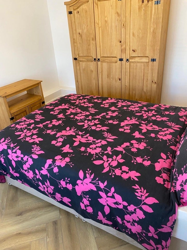 Room Overton Road in Greater London