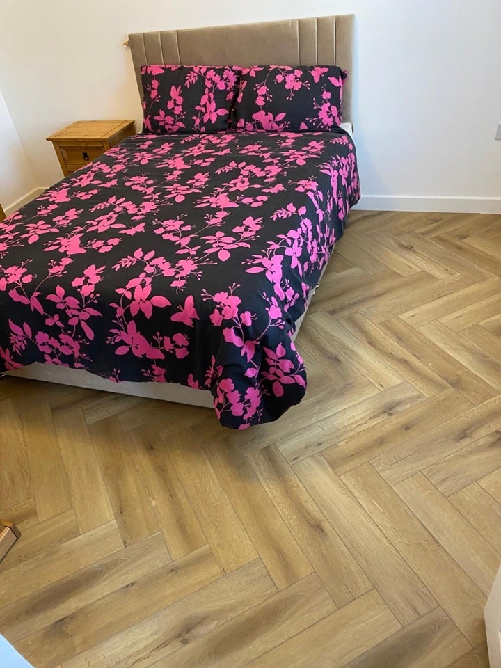 Room Overton Road in Greater London