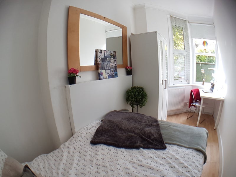 Room Fishponds Road in Bristol