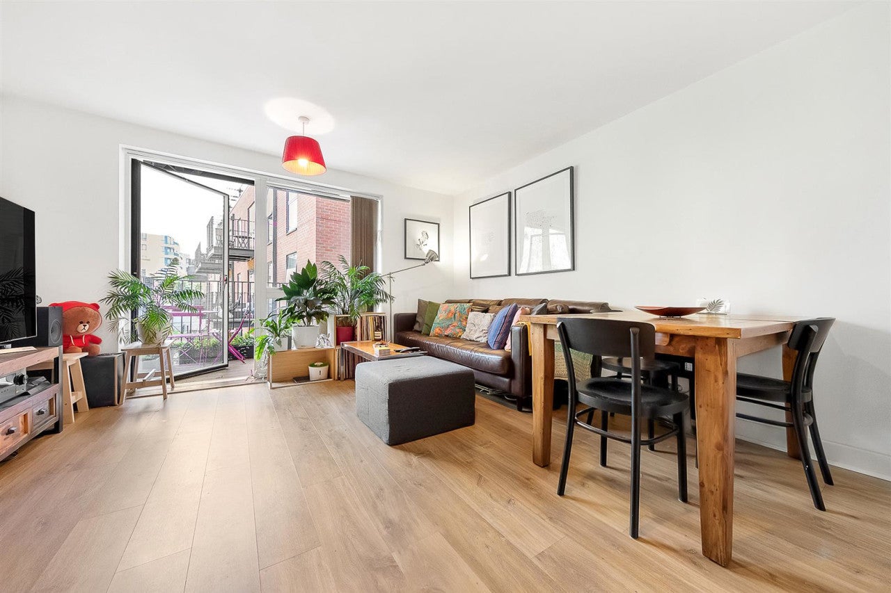 Flat Coldharbour Lane in Greater London