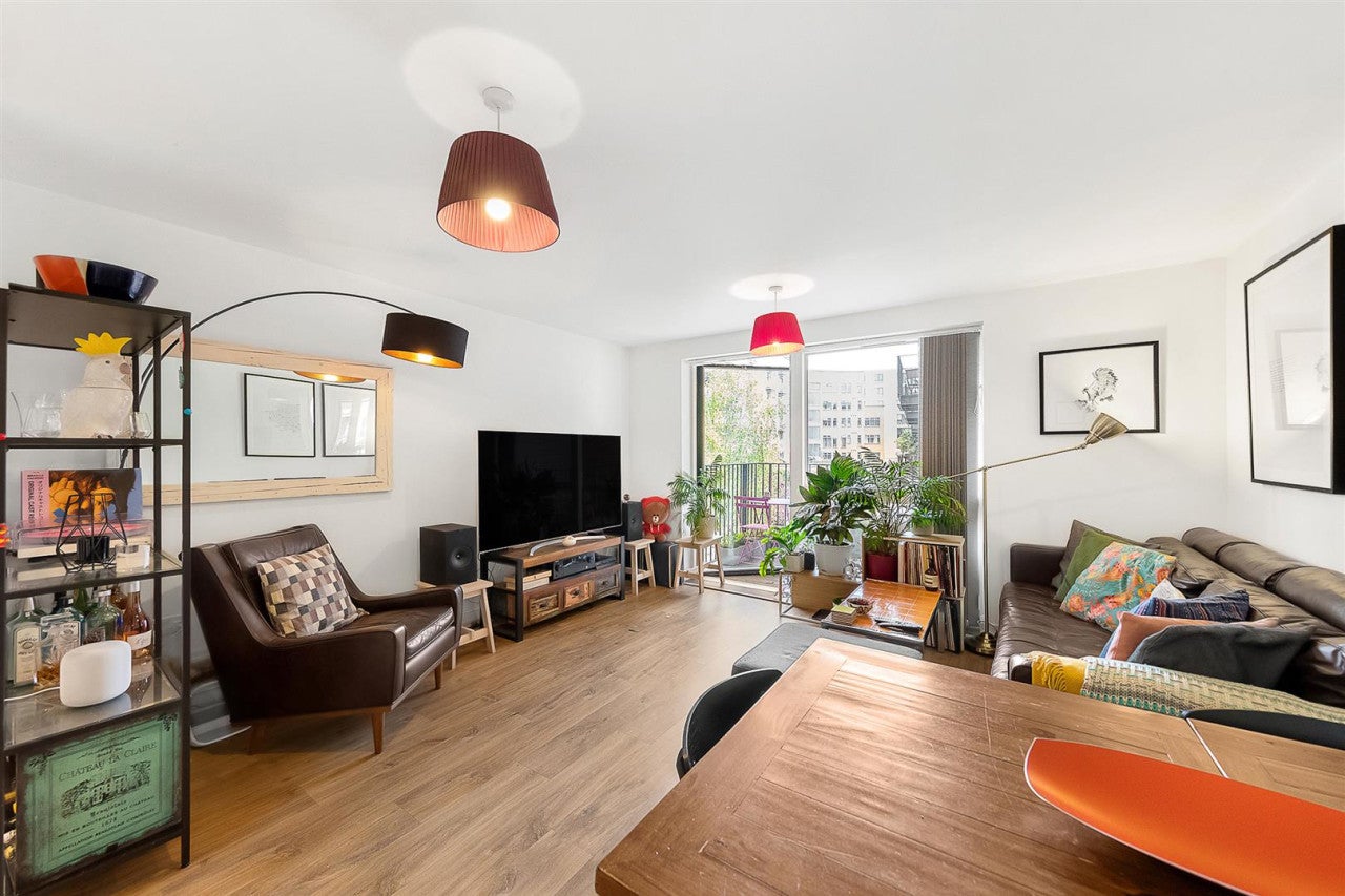 Flat Coldharbour Lane in Greater London