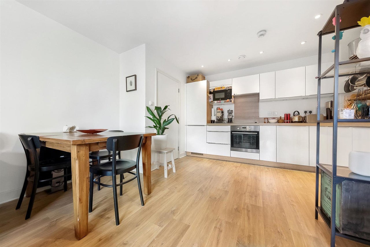 Flat Coldharbour Lane in Greater London