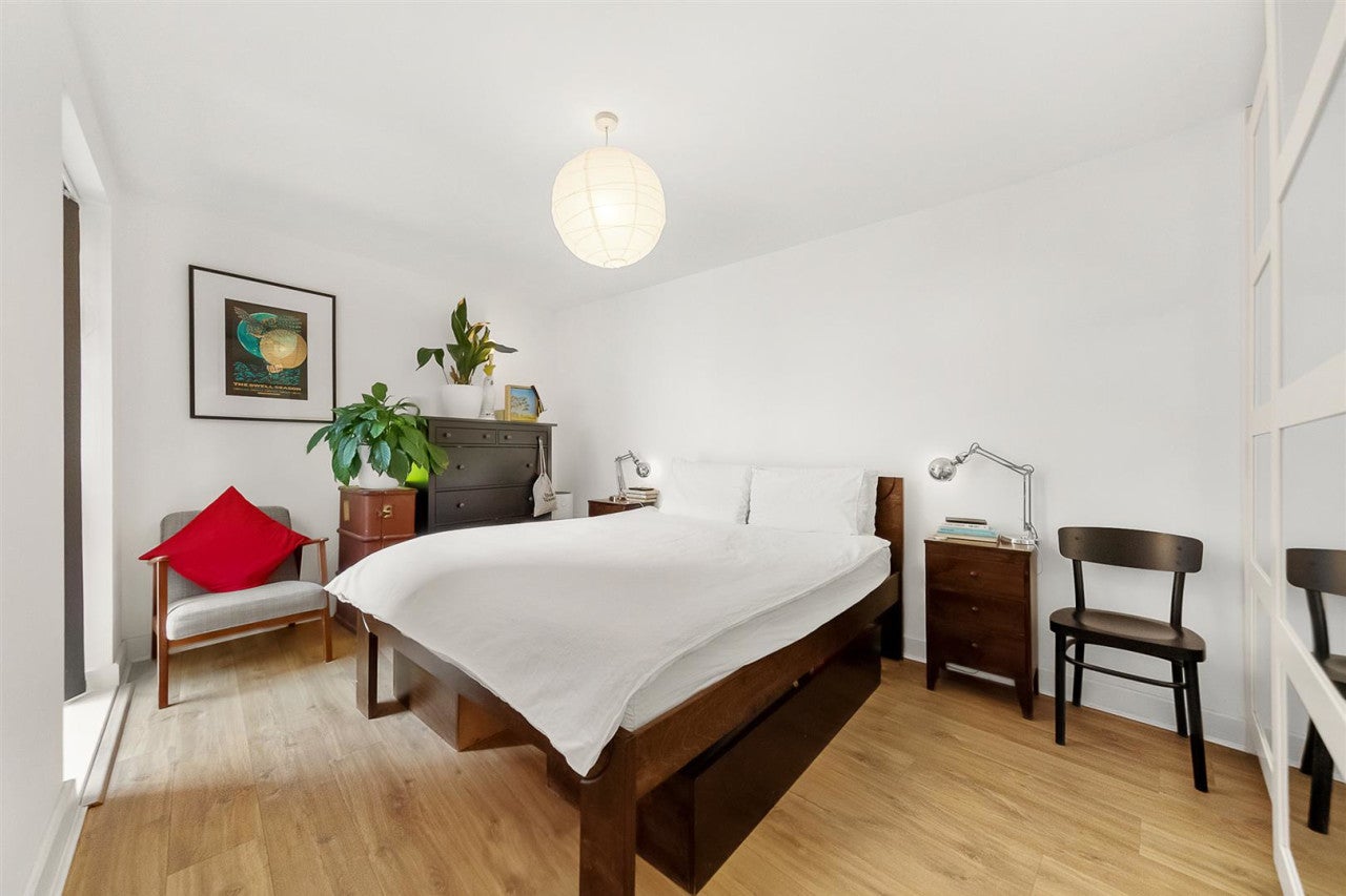Flat Coldharbour Lane in Greater London
