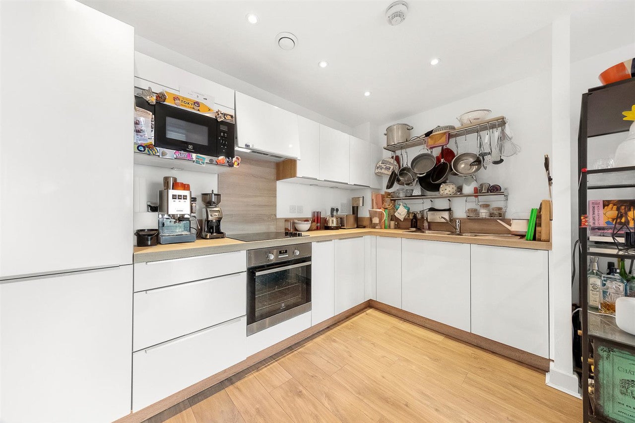 Flat Coldharbour Lane in Greater London