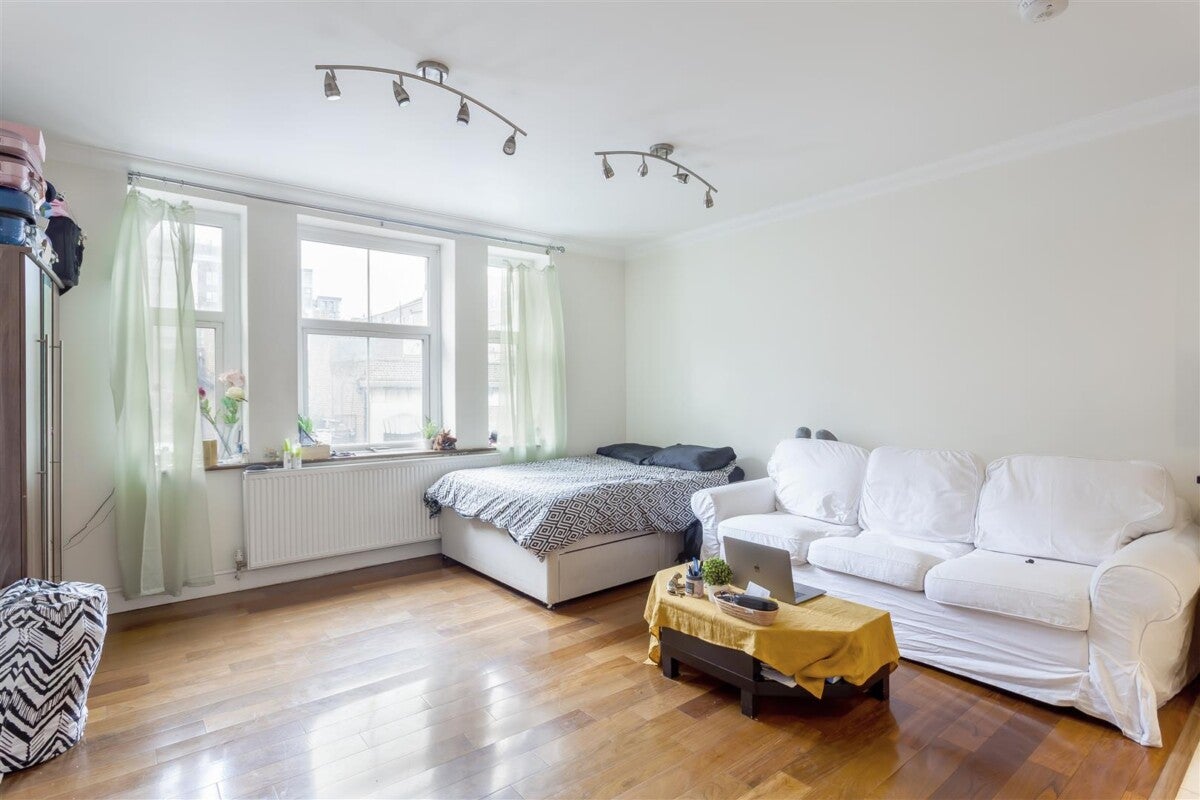 Flat Bond Street in Greater London