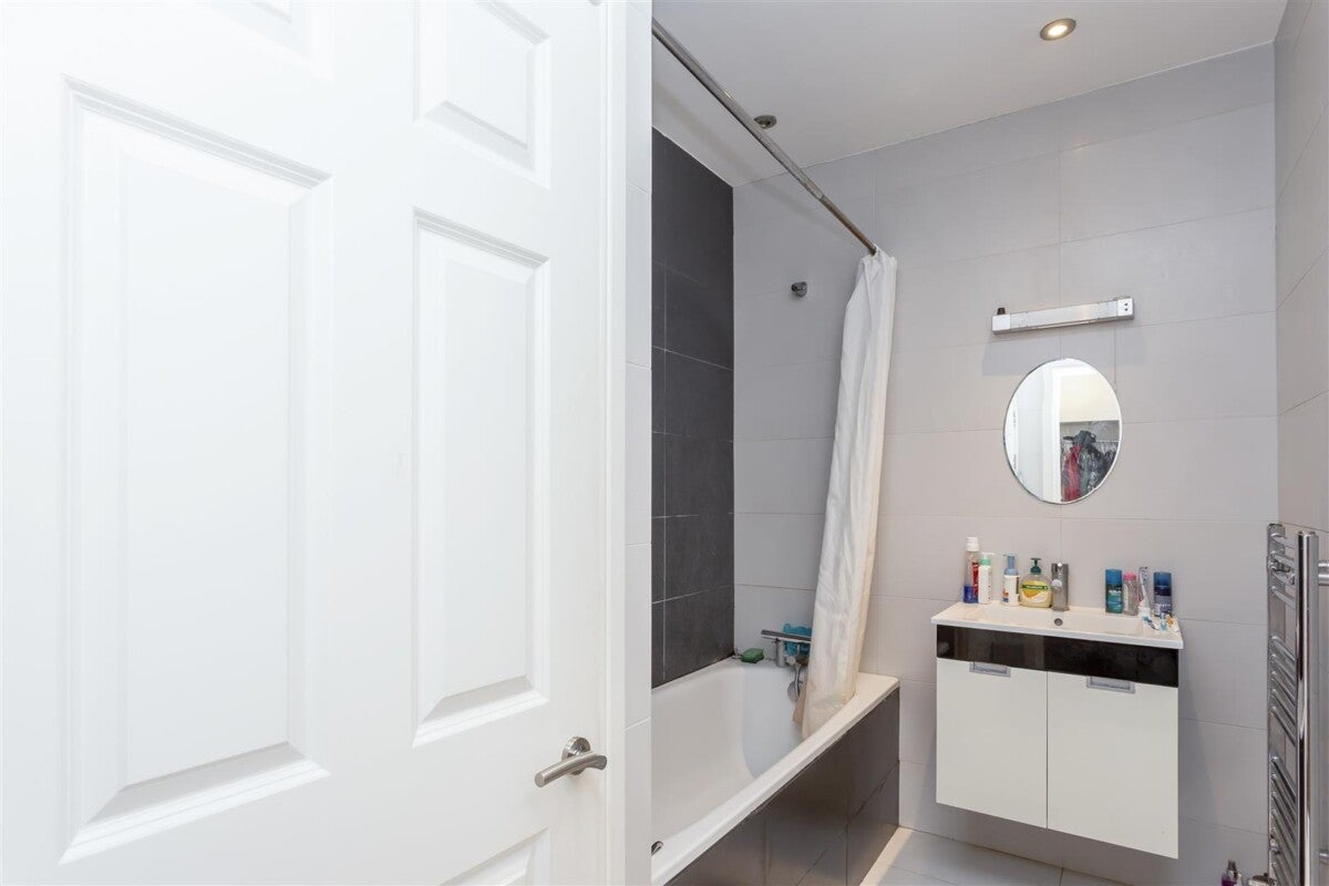 Flat Bond Street in Greater London