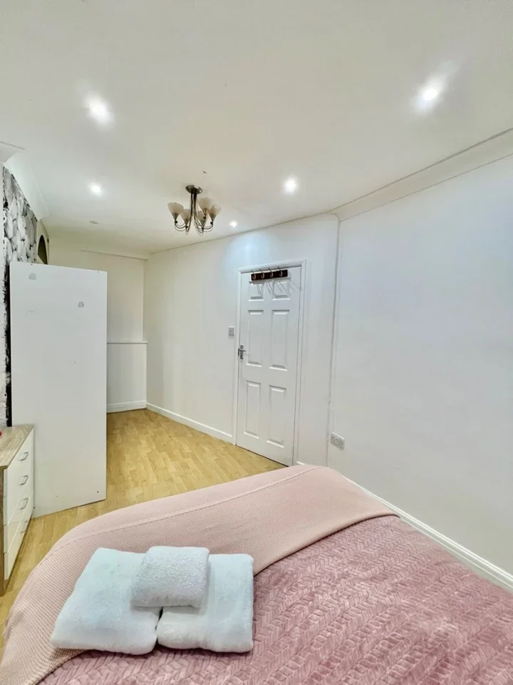 Room Queensbury Road in Greater London