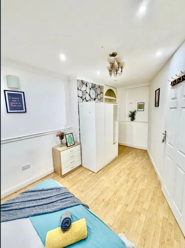 Room Queensbury Road in Greater London